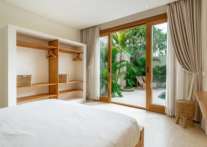 Ixora - Exquisite 3br In Berawa,canggu Villa *