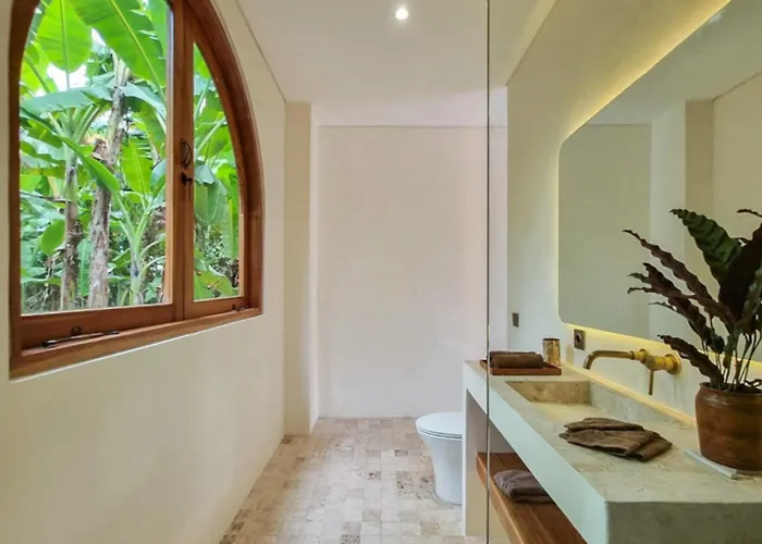 Ixora - Exquisite 3br In Berawa,canggu